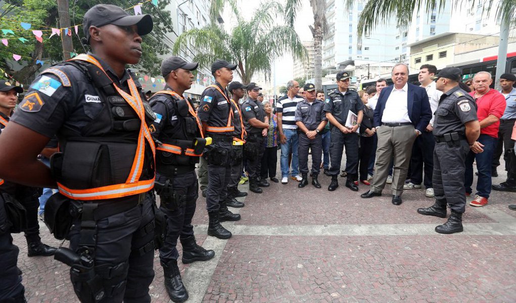 Estado tem hoje 49 mil profissionais e governador do Rio de Janeiro, Luiz Pezão, disse que a meta é chegar a 60 mil; ele também lamentou o fim dos Centros Integrados de Educação Pública (Cieps), construídos nos dois governos Brizola (1983-1986 e 1991-1994): “Fecharam Cieps pela demagogia de que pobre não precisa estudar horário integral e que tem que ser arrimo de família” (Foto: Roberta Namour) Estado tem hoje 49 mil profissionais e governador do Rio de Janeiro, Luiz Pezão, disse que a meta é chegar a 60 mil; ele também lamentou o fim dos Centros Integrados de Educação Pública (Cieps), construídos nos dois governos Brizola (1983-1986 e 1991-1994): “Fecharam Cieps pela demagogia de que pobre não precisa estudar horário integral e que tem que ser arrimo de família”