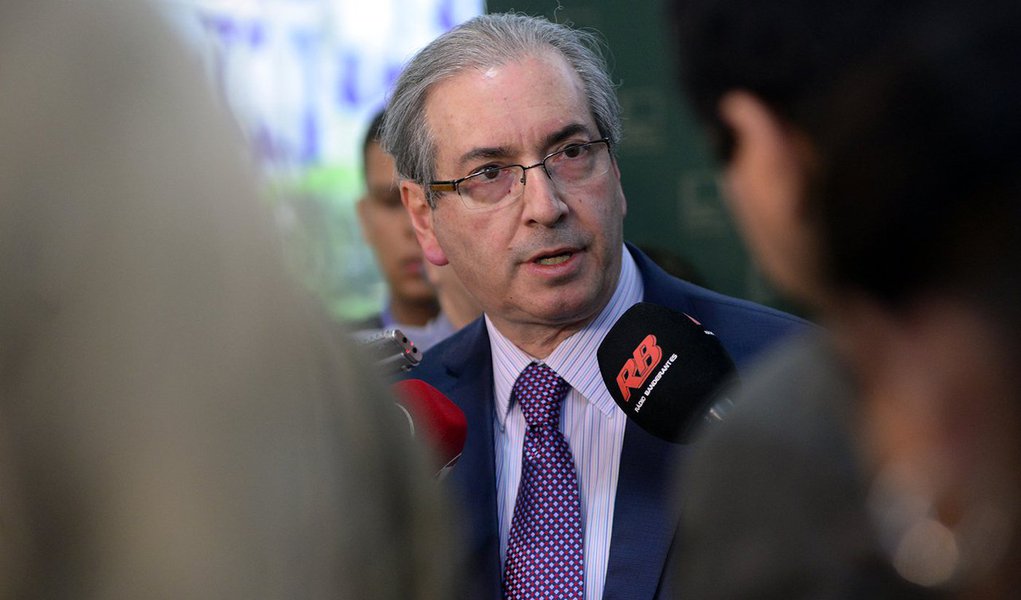 Reportagem diz que, por determinação de Eduardo Cunha (PMDB), a presidência da Câmara encaminhou à bancada do PMDB modelos de requerimentos para que os deputados autorizem a direção da Casa a elaborar relatórios de suas viagens, além do histórico de acessos ao sistema digital; intenção, segundo o próprio Cunha, é sustentar um de seus argumentos de defesa na Lava Jato de que deputados tinham como costume repassar suas senhas para uso de funcionários (Foto: Roberta Namour) Reportagem diz que, por determinação de Eduardo Cunha (PMDB), a presidência da Câmara encaminhou à bancada do PMDB modelos de requerimentos para que os deputados autorizem a direção da Casa a elaborar relatórios de suas viagens, além do histórico de acessos ao sistema digital; intenção, segundo o próprio Cunha, é sustentar um de seus argumentos de defesa na Lava Jato de que deputados tinham como costume repassar suas senhas para uso de funcionários