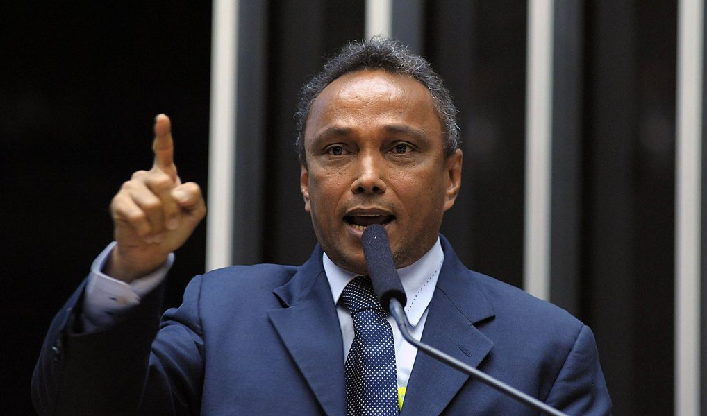 O líder do PT criticou nesta terça (15) o PSDB, a quem acusa de ser o principal articulador do golpe para o impedimento da presidente Dilma Rousseff; “Temos de denunciar que a questão do impeachment foi uma molecagem do PSDB. Os tucanos se esconderam atrás dos juristas golpistas Hélio Bicudo e Miguel Reale Jr e erraram feio. Inclusive, receberam assessoria da Câmara dos Deputados para consertar a porcaria que fizeram”, afirmou; ele ressaltou que não há nenhum embasamento para fundamentar o pedido de impeachment (Foto: Valter Lima) O líder do PT criticou nesta terça (15) o PSDB, a quem acusa de ser o principal articulador do golpe para o impedimento da presidente Dilma Rousseff; “Temos de denunciar que a questão do impeachment foi uma molecagem do PSDB. Os tucanos se esconderam atrás dos juristas golpistas Hélio Bicudo e Miguel Reale Jr e erraram feio. Inclusive, receberam assessoria da Câmara dos Deputados para consertar a porcaria que fizeram”, afirmou; ele ressaltou que não há nenhum embasamento para fundamentar o pedido de impeachment