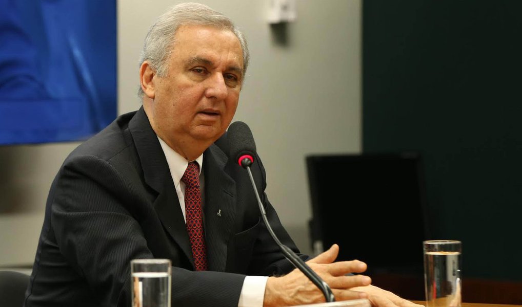 Em confissão à Polícia Federal, o pecuarista José Carlos Bumlai, preso desde 24 de novembro pela Operação Lava Jato, afirmou que pegou emprestado R$ 12 milhões do Banco Schahin em 2004 para repassar ao PT; Bumlai relatou aos policiais que R$ 6 milhões foi destinado ao PT de Santo André, e que a outra metade foi enviada ao PT de Campinas para quitar dívidas de campanha; antes de ser preso, Bumlai disse que pagara o empréstimo com embriões bovinos; Bumlai afirmou acreditar que o PT tenha feito outros empréstimos junto ao Schahin para o caixa dois do partido, feitos por laranjas; em nota, o PT disse que "todas as doações recebidas pelo PT aconteceram estritamente dentro da legalidade e foram posteriormente declaradas à Justiça eleitoral" (Foto: Aquiles Lins) Em confissão à Polícia Federal, o pecuarista José Carlos Bumlai, preso desde 24 de novembro pela Operação Lava Jato, afirmou que pegou emprestado R$ 12 milhões do Banco Schahin em 2004 para repassar ao PT; Bumlai relatou aos policiais que R$ 6 milhões foi destinado ao PT de Santo André, e que a outra metade foi enviada ao PT de Campinas para quitar dívidas de campanha; antes de ser preso, Bumlai disse que pagara o empréstimo com embriões bovinos; Bumlai afirmou acreditar que o PT tenha feito outros empréstimos junto ao Schahin para o caixa dois do partido, feitos por laranjas; em nota, o PT disse que "todas as doações recebidas pelo PT aconteceram estritamente dentro da legalidade e foram posteriormente declaradas à Justiça eleitoral"