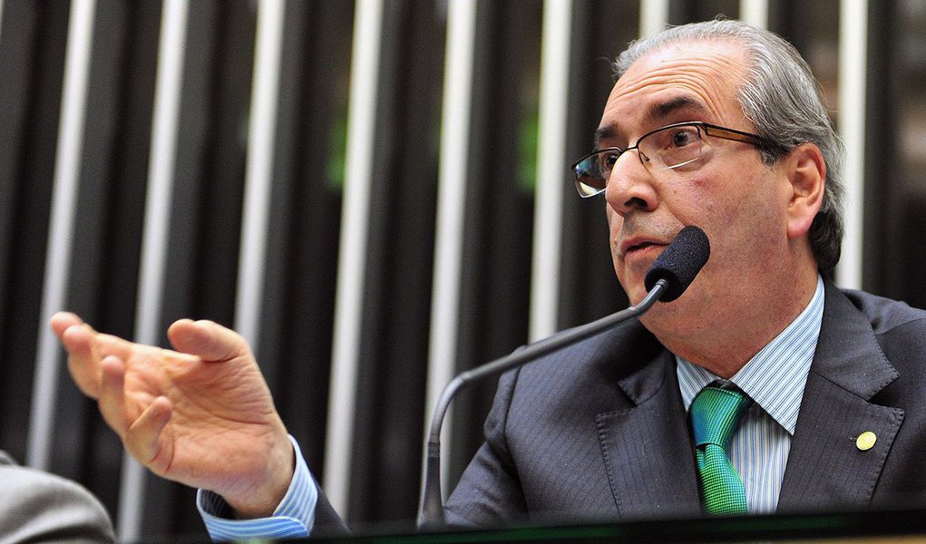 Presidente da Câmara Federal, Eduardo Cunha (PMDB-RJ), disse que a crise econômica repercute diretamente no aumento da criminalidade; "Assistimos a um problema da situação econômica do País. Isso vai gerar aumento dos problemas da segurança pública. Quem perde a condição econômica acaba sendo jogado para a criminalidade", afirmou; segundo ele, a corrida do governo pelo superávit primário resulta em cortes orçamentários para a área de segurança (Foto: Paulo Emílio) Presidente da Câmara Federal, Eduardo Cunha (PMDB-RJ), disse que a crise econômica repercute diretamente no aumento da criminalidade; "Assistimos a um problema da situação econômica do País. Isso vai gerar aumento dos problemas da segurança pública. Quem perde a condição econômica acaba sendo jogado para a criminalidade", afirmou; segundo ele, a corrida do governo pelo superávit primário resulta em cortes orçamentários para a área de segurança