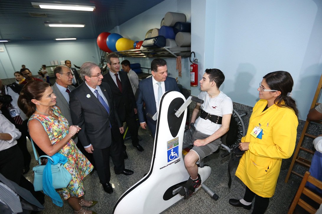 Governador apresentou ao presidente da Câmara, Eduardo Cunha, o Centro de Reabilitação e Readaptação Dr. Henrique Santillo (CRER); Cunha visitou a instituição para lançar o Prêmio Brasil Mais Inclusão, instituído ontem pela Câmara, para ser concedido a empresas públicas que se destacam na inclusão de pessoas com deficiência; criado em 2002, no primeiro governo de Marconi, o Crer comemora 13 anos de atendimento a pacientes de Goiás e de vários outros estados; “O trabalho feito no CRER é muito bonito. Percebi que não só os pacientes, mas também os trabalhadores têm alegria, e os pacientes a certeza de que estão sendo bem atendidos", disse Cunha (Foto: José Barbacena) Governador apresentou ao presidente da Câmara, Eduardo Cunha, o Centro de Reabilitação e Readaptação Dr. Henrique Santillo (CRER); Cunha visitou a instituição para lançar o Prêmio Brasil Mais Inclusão, instituído ontem pela Câmara, para ser concedido a empresas públicas que se destacam na inclusão de pessoas com deficiência; criado em 2002, no primeiro governo de Marconi, o Crer comemora 13 anos de atendimento a pacientes de Goiás e de vários outros estados; “O trabalho feito no CRER é muito bonito. Percebi que não só os pacientes, mas também os trabalhadores têm alegria, e os pacientes a certeza de que estão sendo bem atendidos", disse Cunha
