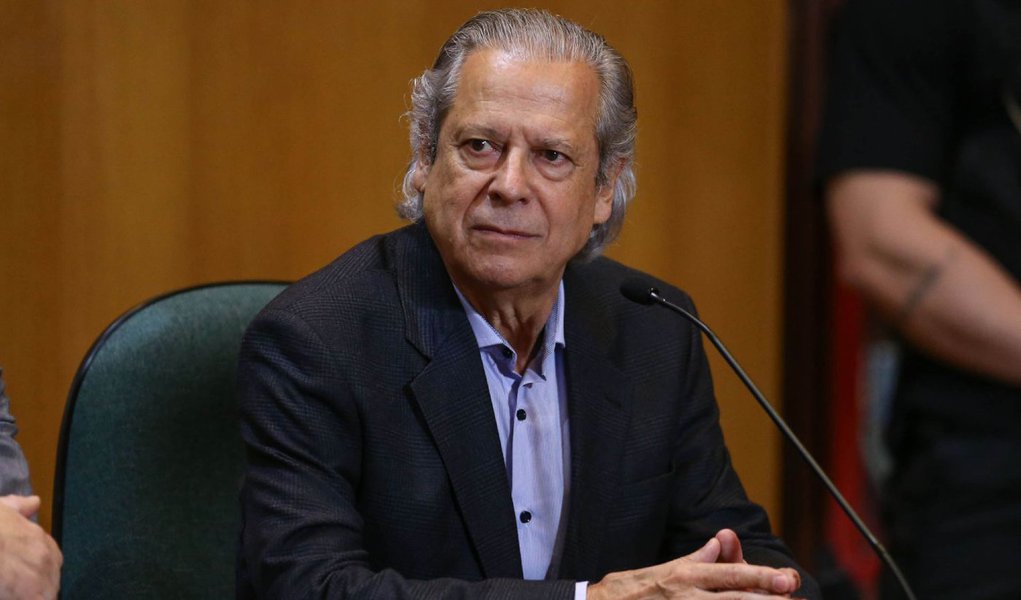 Ministério Público Federal (MPF) apresentou nesta sexta-feira, 4, denúncia contra o ex-ministro da Casa Civil José Dirceu, o ex-tesoureiro do PT João Vaccari Neto, o empresário Milton Pascowitch e outros 14 investigados na Operação Lava Jato; todos são acusados de organização criminosa, corrupção e lavagem de dinheiro; segundo os procuradores do MPF no Paraná, Dirceu teria movimentado mais de R$ 59 milhões em propinas; as defesas de Dirceu e de Vaccari têm reiteradamente negado que o ex-ministro e o ex-tesoureiro do PT tenham recebido propina do esquema Petrobras (Foto: Aquiles Lins) Ministério Público Federal (MPF) apresentou nesta sexta-feira, 4, denúncia contra o ex-ministro da Casa Civil José Dirceu, o ex-tesoureiro do PT João Vaccari Neto, o empresário Milton Pascowitch e outros 14 investigados na Operação Lava Jato; todos são acusados de organização criminosa, corrupção e lavagem de dinheiro; segundo os procuradores do MPF no Paraná, Dirceu teria movimentado mais de R$ 59 milhões em propinas; as defesas de Dirceu e de Vaccari têm reiteradamente negado que o ex-ministro e o ex-tesoureiro do PT tenham recebido propina do esquema Petrobras