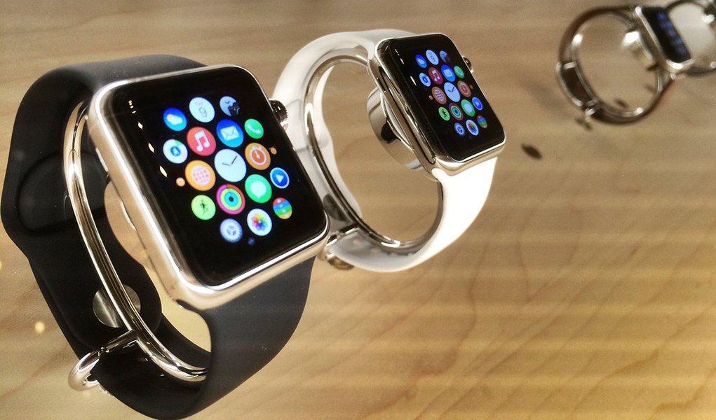 O novo relógio da Apple é vendido por uma média de 529 dólares, incluindo acessórios, na ponta mais alta das estimativas de Wall Street, de acordo com os resultados de levantamento da empresa de pesquisa de mercado Wristly (Foto: Leonardo Attuch) O novo relógio da Apple é vendido por uma média de 529 dólares, incluindo acessórios, na ponta mais alta das estimativas de Wall Street, de acordo com os resultados de levantamento da empresa de pesquisa de mercado Wristly