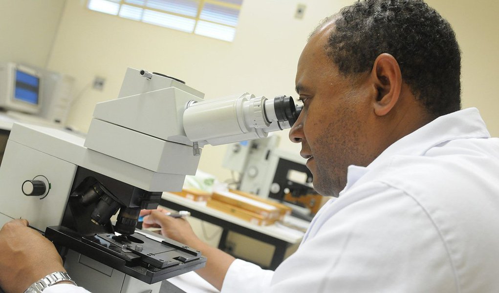 De acordo com a Secretaria de Estado da Saúde (Sesau), apenas em 2015, 18 casos de microcefalia foram registrados em diversos municípios alagoanos; após a declaração de Emergência em Saúde Pública de Importância Nacional (ESPIN), o Centro de Informações Estratégicas de Vigilância à Saúde (CIEVS/AL) passou a receber notificações oriundas de vários municípios; nesta terça-feira (24) haverá uma atualização dos dados, o que pode elevar o número; todos os casos suspeitos estão sendo monitorados (Foto: Voney Malta) De acordo com a Secretaria de Estado da Saúde (Sesau), apenas em 2015, 18 casos de microcefalia foram registrados em diversos municípios alagoanos; após a declaração de Emergência em Saúde Pública de Importância Nacional (ESPIN), o Centro de Informações Estratégicas de Vigilância à Saúde (CIEVS/AL) passou a receber notificações oriundas de vários municípios; nesta terça-feira (24) haverá uma atualização dos dados, o que pode elevar o número; todos os casos suspeitos estão sendo monitorados