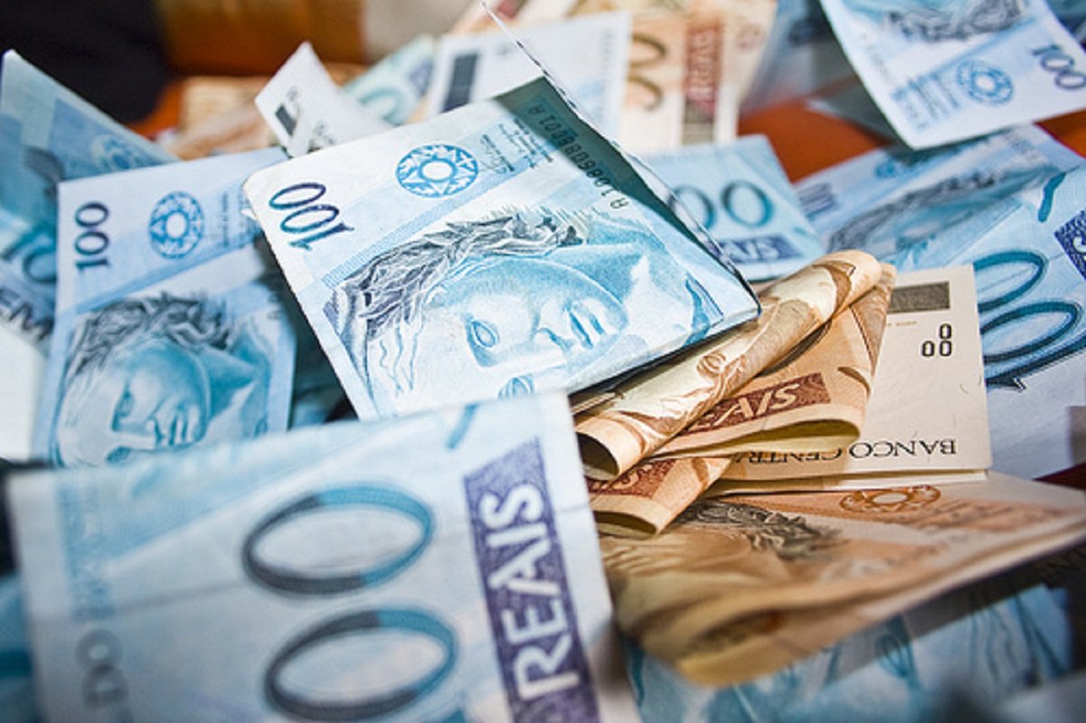 O Ministério Público do Estado divulgou nesta terça-feira que aproximadamente R$ 5 milhões foram desviados da Secretaria da Saúde de Salvador em esquema de desarticulado pela manhã em decorrência 'Operação Hígia'; a operação cumpre seis mandados de prisão temporária, quatro de condução coercitiva e cinco de busca e apreensão; segundo a polícia, o esquema era realizado desde o ano de 2010; o secretário da Saúde, José Antônio Rodrigues, o município fez uma investigação sigilosa e conjunta com o Ministério Público para identificar a funcionária que estava desviando recursos através de uma senha que era utilizada desde fevereiro de 2010 (Foto: Romulo Faro) O Ministério Público do Estado divulgou nesta terça-feira que aproximadamente R$ 5 milhões foram desviados da Secretaria da Saúde de Salvador em esquema de desarticulado pela manhã em decorrência 'Operação Hígia'; a operação cumpre seis mandados de prisão temporária, quatro de condução coercitiva e cinco de busca e apreensão; segundo a polícia, o esquema era realizado desde o ano de 2010; o secretário da Saúde, José Antônio Rodrigues, o município fez uma investigação sigilosa e conjunta com o Ministério Público para identificar a funcionária que estava desviando recursos através de uma senha que era utilizada desde fevereiro de 2010