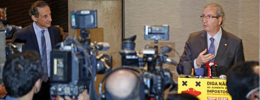 Visivelmente irritado com a aproximação do PMDB da Câmara ao governo, o presidente do parlamento, Eduardo Cunha (RJ), tem feito críticas recorrentes ao esforço da presidente Dilma Rousseff de aglutinar apoio no Congresso; em jantar com empresários promovido pelo presidente da Fiesp, Paulo Skaf, seu aliado, Cunha argumentou que o foco do governo está "errado" na reforma ministerial; "O que a gente defende é a redução do número de ministérios. Quem defende redução do número de ministérios tem também que reduzir os seus próprios", disse (Foto: Valter Lima) Visivelmente irritado com a aproximação do PMDB da Câmara ao governo, o presidente do parlamento, Eduardo Cunha (RJ), tem feito críticas recorrentes ao esforço da presidente Dilma Rousseff de aglutinar apoio no Congresso; em jantar com empresários promovido pelo presidente da Fiesp, Paulo Skaf, seu aliado, Cunha argumentou que o foco do governo está "errado" na reforma ministerial; "O que a gente defende é a redução do número de ministérios. Quem defende redução do número de ministérios tem também que reduzir os seus próprios", disse