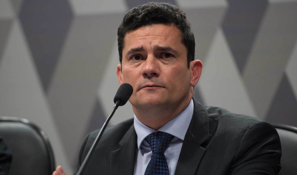 "A minha crítica não é contra o direito de resposta em si, isso é assegurado constitucionalmente e, em princípio, amplia o debate. Mas a forma, o procedimento, a vagueza da lei em não estabelecer as hipóteses em que esse direito deve ser exercido acabam possibilitando que ela seja usada como instrumento de censura", afirmou o juiz, responsável pelos processos da Operação Lava Jato, durante palestra no IX Fórum da Associação Nacional de Editores de Revista em São Paulo (Foto: Aline Lima) "A minha crítica não é contra o direito de resposta em si, isso é assegurado constitucionalmente e, em princípio, amplia o debate. Mas a forma, o procedimento, a vagueza da lei em não estabelecer as hipóteses em que esse direito deve ser exercido acabam possibilitando que ela seja usada como instrumento de censura", afirmou o juiz, responsável pelos processos da Operação Lava Jato, durante palestra no IX Fórum da Associação Nacional de Editores de Revista em São Paulo