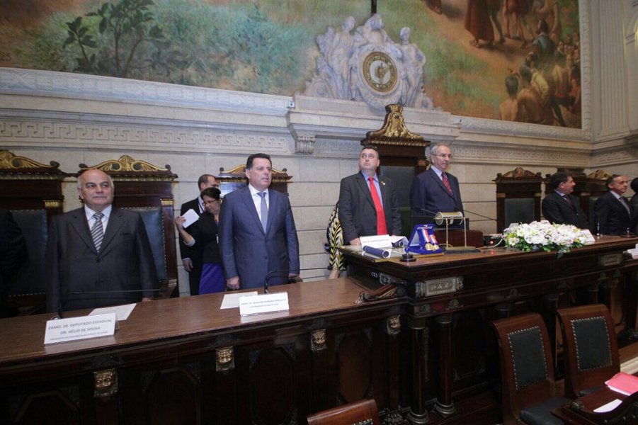 Homenagem ocorre nesta sexta-feira, no plenário da Câmara Municipal da cidade, que fica no Palácio Pedro Ernesto; iniciativa é do vereador Marcelo Piuí; governador recebeu o convite assinado pelo presidente da Casa, Jorge Felippe; Marconi receberá o tradicional conjunto de medalhas de mérito Pedro Ernesto e título de cidadão honorário (Foto: Realle Palazzo-Martini) Homenagem ocorre nesta sexta-feira, no plenário da Câmara Municipal da cidade, que fica no Palácio Pedro Ernesto; iniciativa é do vereador Marcelo Piuí; governador recebeu o convite assinado pelo presidente da Casa, Jorge Felippe; Marconi receberá o tradicional conjunto de medalhas de mérito Pedro Ernesto e título de cidadão honorário