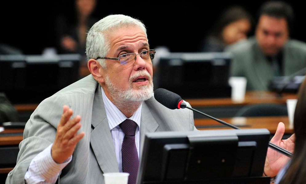 Deputado Jorge Solla, do PT, fez críticas duras ao governo nesta quarta-feira pela decisão da presidente Dilma Rousseff de dar ao PMDB o Ministério da Saúde, na tentativa de amenizar a crise política no Congresso; ele disse que o governo "erra ao dar crédito à bancada do PMDB"; "Estou muito preocupado porque as notícias que tem chegado é que o que está se pretendendo não é se resolver a negociação da crise política, não é fortalecer o governo. O que está se pretendendo é aproveitar um pouquinho da crise política para tirar dividendos" (Foto: Romulo Faro) Deputado Jorge Solla, do PT, fez críticas duras ao governo nesta quarta-feira pela decisão da presidente Dilma Rousseff de dar ao PMDB o Ministério da Saúde, na tentativa de amenizar a crise política no Congresso; ele disse que o governo "erra ao dar crédito à bancada do PMDB"; "Estou muito preocupado porque as notícias que tem chegado é que o que está se pretendendo não é se resolver a negociação da crise política, não é fortalecer o governo. O que está se pretendendo é aproveitar um pouquinho da crise política para tirar dividendos"