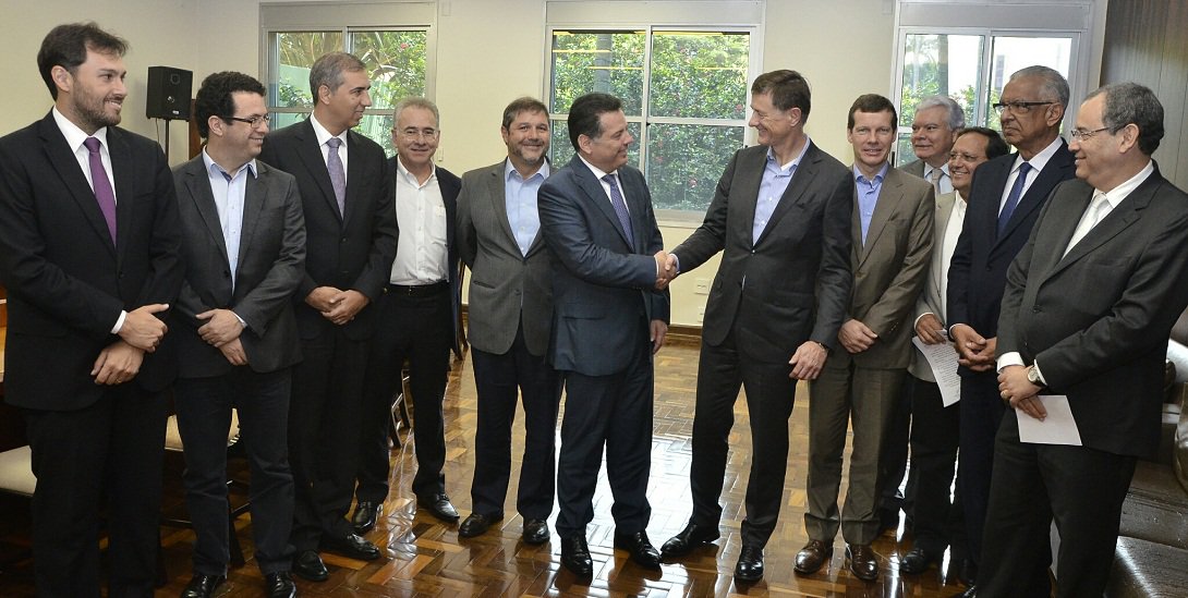Governador Marconi Perillo participou nesta terça-feira de reunião com representantes do Grupo Hypermarcas e da multinacional francesa Coty, que oficializou a aquisição do setor de cosméticos da Hypermarcas, pelo valor de R$ 3,8 bilhões; Coty assume a parte de cosméticos que funciona em Senador Canedo; Marconi assegurou aos executivos europeus que terão todo o incentivo e políticas públicas voltados para a área; "Nós temos uma tradição com o grupo Hypermarcas. Asseguro que haverá da nossa parte todo o incentivo direcionado também para o interesse comercial do grupo em nosso Estado" (Foto: José Barbacena) Governador Marconi Perillo participou nesta terça-feira de reunião com representantes do Grupo Hypermarcas e da multinacional francesa Coty, que oficializou a aquisição do setor de cosméticos da Hypermarcas, pelo valor de R$ 3,8 bilhões; Coty assume a parte de cosméticos que funciona em Senador Canedo; Marconi assegurou aos executivos europeus que terão todo o incentivo e políticas públicas voltados para a área; "Nós temos uma tradição com o grupo Hypermarcas. Asseguro que haverá da nossa parte todo o incentivo direcionado também para o interesse comercial do grupo em nosso Estado"