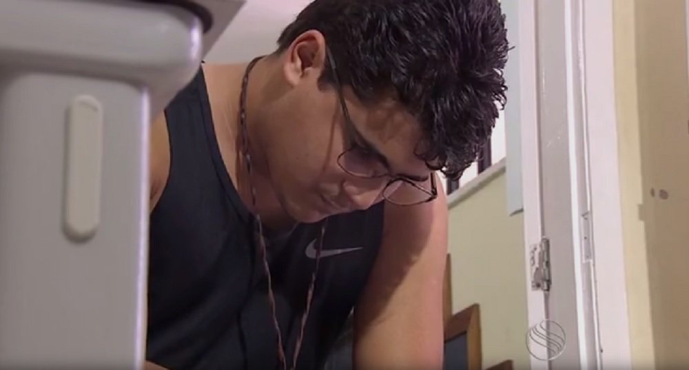A Polícia Civil prendeu ontem Thiago Menezes Farias, filho de Wilson Felix de Farias, que é considerado o chefe da organização criminosa, que comandava o desvio de dinheiro público das subvenções através da Associação Sergipana de Produtores de Eventos (ASPE); Wilson já está preso desde anteontem; no momento da prisão de Thiago, os policiais apreenderam ainda um carro importado, que era utilizado pela família dele; o veículo estava em poder de dois assessores parlamentares do deputado estadual Samuel Alves (PSL), o Capitão Samuel; o deputado disse que exonerou os dois funcionários (Foto: Valter Lima) A Polícia Civil prendeu ontem Thiago Menezes Farias, filho de Wilson Felix de Farias, que é considerado o chefe da organização criminosa, que comandava o desvio de dinheiro público das subvenções através da Associação Sergipana de Produtores de Eventos (ASPE); Wilson já está preso desde anteontem; no momento da prisão de Thiago, os policiais apreenderam ainda um carro importado, que era utilizado pela família dele; o veículo estava em poder de dois assessores parlamentares do deputado estadual Samuel Alves (PSL), o Capitão Samuel; o deputado disse que exonerou os dois funcionários
