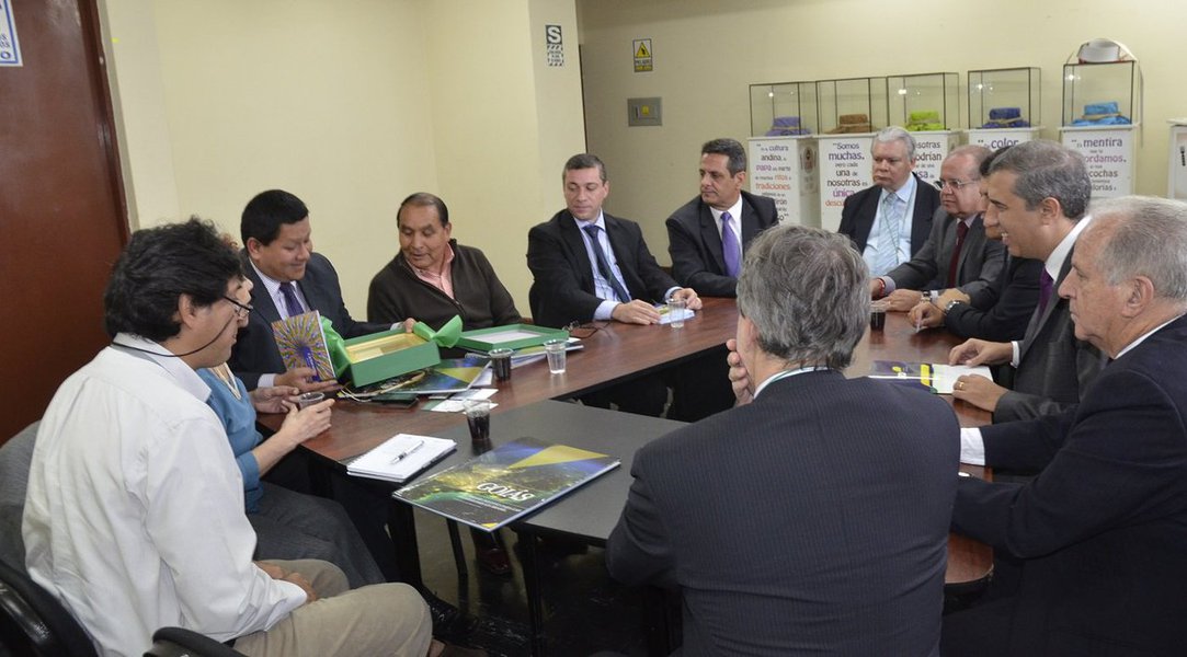 Vice-governador José Eliton defendeu a expansão das relações comerciais e disponibilizou às autoridades locais tecnologia e conhecimentos adquiridos por Goiás por meio da Emater durante encontro com dirigentes do Ministério da Agricultura e Irrigação do Peru, em Lima; peruanos demonstram disposição em estabelecer parcerias e citam a genética do rebanho bovino goiano; delegação goiana segue com as atividades no Peru e realiza audiência no Ministério da Pesca (Foto: Realle Palazzo-Martini) Vice-governador José Eliton defendeu a expansão das relações comerciais e disponibilizou às autoridades locais tecnologia e conhecimentos adquiridos por Goiás por meio da Emater durante encontro com dirigentes do Ministério da Agricultura e Irrigação do Peru, em Lima; peruanos demonstram disposição em estabelecer parcerias e citam a genética do rebanho bovino goiano; delegação goiana segue com as atividades no Peru e realiza audiência no Ministério da Pesca