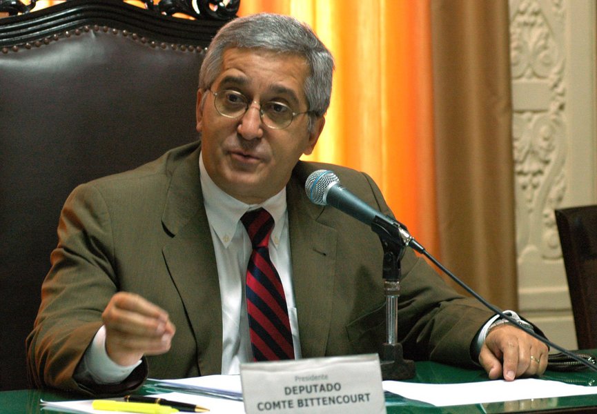 Segundo o presidente da comissão de Educação, deputado Comte Bittencourt (PPS), diversos setores da economia sofreram cortes por causa da crise, porém os ajustes nas universidades públicas foram muito rígidos. “Vamos encaminhar pedido à Comissão de Orçamento para que o corte das universidades públicas seja no mesmo nível dos demais setores do estado. No orçamento das universidades, o corte foi 34%, enquanto em outros setores foi 16%”, declarou (Foto: Leonardo Attuch) Segundo o presidente da comissão de Educação, deputado Comte Bittencourt (PPS), diversos setores da economia sofreram cortes por causa da crise, porém os ajustes nas universidades públicas foram muito rígidos. “Vamos encaminhar pedido à Comissão de Orçamento para que o corte das universidades públicas seja no mesmo nível dos demais setores do estado. No orçamento das universidades, o corte foi 34%, enquanto em outros setores foi 16%”, declarou
