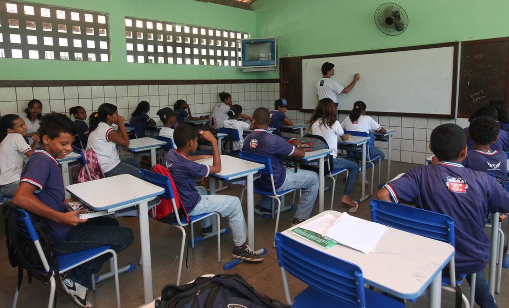 Os alunos da rede estadual de ensino, no ano letivo de 2015, têm prazo até 30 de dezembro para renovar sua matrícula; o procedimento pode ser feito por estudante maior de 16 anos, pais ou responsável legal, presencialmente na secretaria da unidade, ou no Portal da Educação; pela internet, basta acessar o portal e usar o código de acesso que consta na Carta de Renovação; caso necessite, o estudante ou responsável pode resgatar o código de renovação, no site da Secretaria da Educação do Estado, informando o nome do aluno completo, nome da mãe e data de nascimento (Foto: Romulo Faro) Os alunos da rede estadual de ensino, no ano letivo de 2015, têm prazo até 30 de dezembro para renovar sua matrícula; o procedimento pode ser feito por estudante maior de 16 anos, pais ou responsável legal, presencialmente na secretaria da unidade, ou no Portal da Educação; pela internet, basta acessar o portal e usar o código de acesso que consta na Carta de Renovação; caso necessite, o estudante ou responsável pode resgatar o código de renovação, no site da Secretaria da Educação do Estado, informando o nome do aluno completo, nome da mãe e data de nascimento