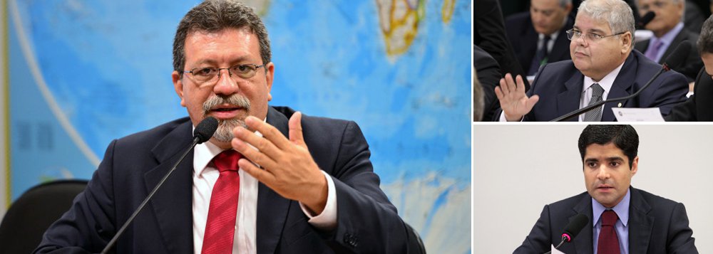 O líder da bancada dos deputados do PT, Afonso Florence, vice-líder do partido na Câmara, rebateu as as críticas feitas pelo deputado federal baiano Lúcio Vieira Lima (PMDB) aos governos petistas; o petista ainda insinuou que o parlamentar pode surpreender o prefeito de Salvador, ACM Neto, na aliança que mantém na Bahia; "O que todo mundo está esperando é quando eles traem ACM Neto. Porque fizeram isso com o ex-presidente Lula e com a presidente Dilma, no caso do PMDB da Bahia, Geddel Vieira Lima. Fez também com o ex-governador Wagner" (Foto: Leonardo Lucena) O líder da bancada dos deputados do PT, Afonso Florence, vice-líder do partido na Câmara, rebateu as as críticas feitas pelo deputado federal baiano Lúcio Vieira Lima (PMDB) aos governos petistas; o petista ainda insinuou que o parlamentar pode surpreender o prefeito de Salvador, ACM Neto, na aliança que mantém na Bahia; "O que todo mundo está esperando é quando eles traem ACM Neto. Porque fizeram isso com o ex-presidente Lula e com a presidente Dilma, no caso do PMDB da Bahia, Geddel Vieira Lima. Fez também com o ex-governador Wagner"