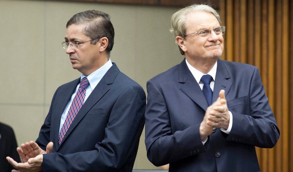 Em um vídeo no Facebook, Délio Malheiros (PV) acusava o governo, por trás do ministro Aloizio Mercadante, de pedir apoio de deputados pessebistas contra o impeachment em troca de liberar verbas para a capital mineira; prefeito de Belo Horizonte, Márcio Lacerda (PSB), disse que seu vice se equivocou ao basear-se em informações da internet: "Não tem fundamento nenhum, absolutamente zero. Sinceramente, conversamos sobre o assunto do convênio e depois sobre a situação nacional, a posição dos partidos, uma conversa normal" (Foto: Roberta Namour) Em um vídeo no Facebook, Délio Malheiros (PV) acusava o governo, por trás do ministro Aloizio Mercadante, de pedir apoio de deputados pessebistas contra o impeachment em troca de liberar verbas para a capital mineira; prefeito de Belo Horizonte, Márcio Lacerda (PSB), disse que seu vice se equivocou ao basear-se em informações da internet: "Não tem fundamento nenhum, absolutamente zero. Sinceramente, conversamos sobre o assunto do convênio e depois sobre a situação nacional, a posição dos partidos, uma conversa normal"