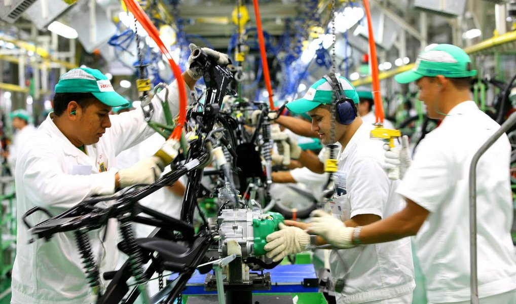 Pesquisa de Sondagem Industrial da Confederação Nacional da Indústria (CNI aponta que a produção industrial no Brasil voltou a cair em outubro, apesar de ser ais intenso que no mês anterior; dados mostram que o índice de elevação de produção ficou em 44,6 pontos ao longo do mês de outubro; em setembro indicador foi ainda menor, chegando a 42 pontos (Foto: Paulo Emílio) Pesquisa de Sondagem Industrial da Confederação Nacional da Indústria (CNI aponta que a produção industrial no Brasil voltou a cair em outubro, apesar de ser ais intenso que no mês anterior; dados mostram que o índice de elevação de produção ficou em 44,6 pontos ao longo do mês de outubro; em setembro indicador foi ainda menor, chegando a 42 pontos