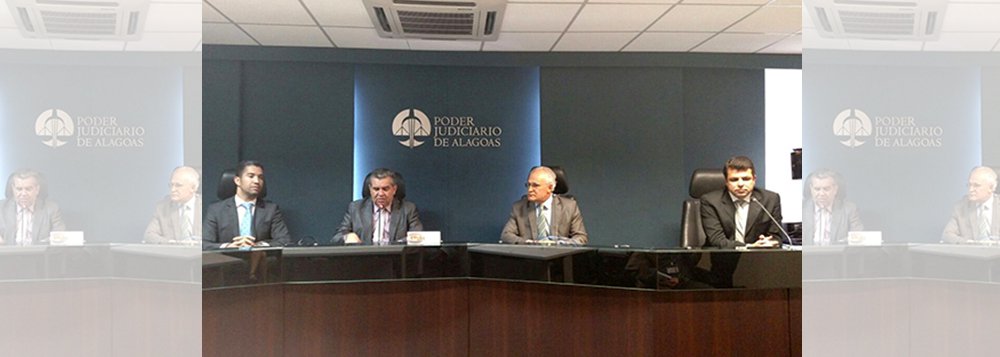 Realizado pelo Tribunal de Justiça de Alagoas (TJ-AL), 10 mil contribuintes foram notificados a participar do mutirão fiscal, entre os dias 17 e 20 de novembro, para negociar dívidas de impostos com a Prefeitura de Maceió e o Governo de Alagoas com a promessa de descontos de até 80% nas multas e juros aplicados; nos cofres da prefeitura e do governo entraram cerca de R$ 58 milhões em pagamentos de diversos tributos que estavam em atraso (Foto: Voney Malta) Realizado pelo Tribunal de Justiça de Alagoas (TJ-AL), 10 mil contribuintes foram notificados a participar do mutirão fiscal, entre os dias 17 e 20 de novembro, para negociar dívidas de impostos com a Prefeitura de Maceió e o Governo de Alagoas com a promessa de descontos de até 80% nas multas e juros aplicados; nos cofres da prefeitura e do governo entraram cerca de R$ 58 milhões em pagamentos de diversos tributos que estavam em atraso