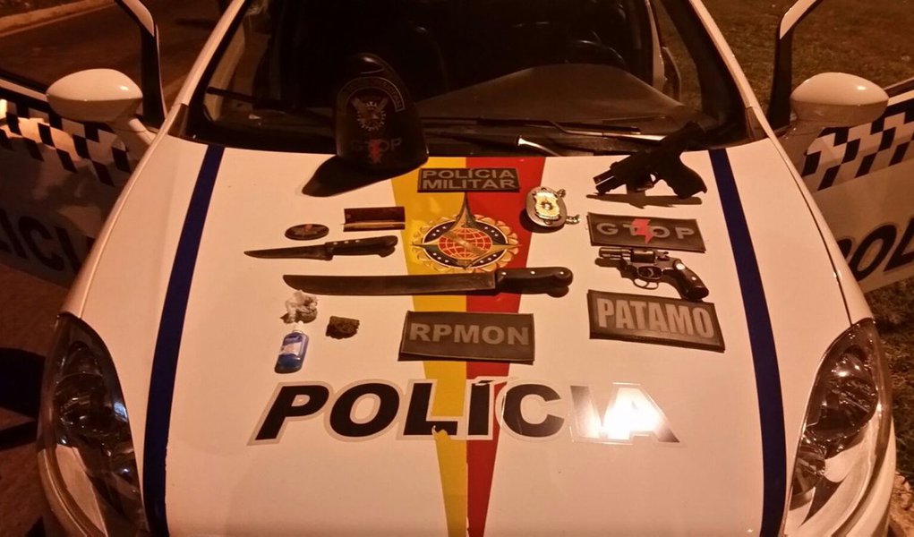 A Polícia Militar divulgou um balanço apontando um aumento de 3% na apreensão de armas de fogo, com 1.948 unidades de janeiro a outubro de 2015 em todo o Distrito Federal; as estatísticas apontam que, do total apreendido neste ano, 66,4% são revólveres, 23,2% pistolas e 0,36% fuzis e metralhadoras (Foto: Leonardo Lucena) A Polícia Militar divulgou um balanço apontando um aumento de 3% na apreensão de armas de fogo, com 1.948 unidades de janeiro a outubro de 2015 em todo o Distrito Federal; as estatísticas apontam que, do total apreendido neste ano, 66,4% são revólveres, 23,2% pistolas e 0,36% fuzis e metralhadoras