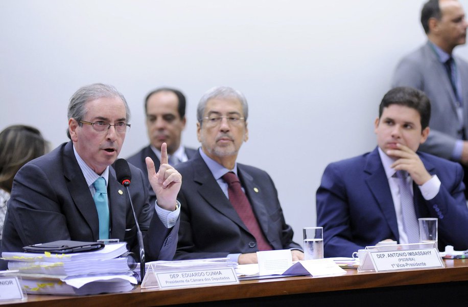 "Se eu fosse jornalista num país onde a ética e a honra fossem valores intocáveis não teria muitas dúvidas em fazer um prognóstico a respeito do futuro próximo de alguém com acusações semelhantes às de Cunha: cassação, renúncia ou até mesmo suicídio", diz o colunista Alex Solnik; para ele, enquanto as acusações vinham de delatores ou de Rodrigo Janot, Eduardo Cunha tinha argumentos, principalmente o de que era um homem perseguido; agora, porém, que o MP suíço divulgou que o deputado tem contas no país com US$ 5 milhões, "o que falta para este senhor cair do pedestal"? (Foto: Alex Solnik) www.brasil247.com - "Se eu fosse jornalista num país onde a ética e a honra fossem valores intocáveis não teria muitas dúvidas em fazer um prognóstico a respeito do futuro próximo de alguém com acusações semelhantes às de Cunha: cassação, renúncia ou até mesmo suicídio", diz o colunista Alex Solnik; para ele, enquanto as acusações vinham de delatores ou de Rodrigo Janot, Eduardo Cunha tinha argumentos, principalmente o de que era um homem perseguido; agora, porém, que o MP suíço divulgou que o deputado tem contas no país com US$ 5 milhões, "o que falta para este senhor cair do pedestal"?