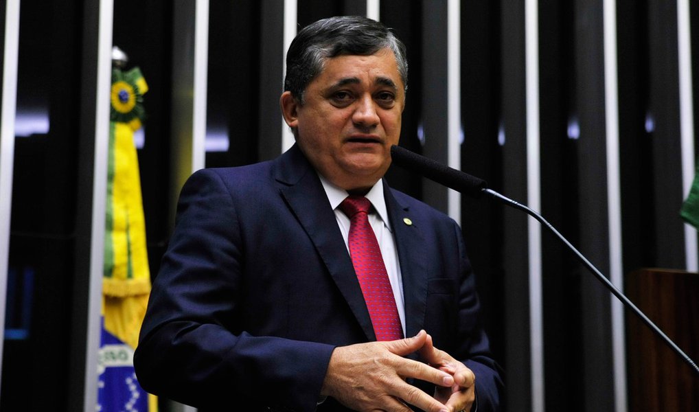 "Manter os vetos passou a ser uma questão essencial para o país. Passou a ter um forte impacto na política e na economia", destacou o deputado José Guimarães (PT-CE); ele ressaltou que o ajuste não terá "sucesso nenhum" sem a manutenção dos vetos da Presidência da República a projetos que aumentam as despesas públicas; "A prioridade das prioridades é mantermos os vetos", afirmou (Foto: Paulo Emílio) "Manter os vetos passou a ser uma questão essencial para o país. Passou a ter um forte impacto na política e na economia", destacou o deputado José Guimarães (PT-CE); ele ressaltou que o ajuste não terá "sucesso nenhum" sem a manutenção dos vetos da Presidência da República a projetos que aumentam as despesas públicas; "A prioridade das prioridades é mantermos os vetos", afirmou