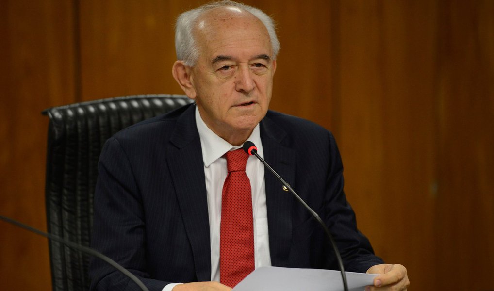 O ministro do Trabalho e Emprego, Manoel Dias, atribuiu nesta sexta (25) à atual conjuntura econômica de dificuldades o resultado apurado pelo Cadastro Geral de Empregados e Desempregados (Caged) para o mês de agosto, quando foram perdidos 86.543 postos de trabalho; ele demonstrou otimismo em relação à possibilidade de recuperação dos empregos no Brasil, embora sem estabelecer um prazo para que isso ocorra; segundo Dias, o Brasil gerou nesses 12 anos um total de 23 milhões de empregos com carteira assinada, com valorização do salário mínimo de 73%, no período; “Nós tivemos a inclusão de 51 milhões de pobres na classe média. Nós dobramos o mercado consumidor”, disse (Foto: Valter Lima) O ministro do Trabalho e Emprego, Manoel Dias, atribuiu nesta sexta (25) à atual conjuntura econômica de dificuldades o resultado apurado pelo Cadastro Geral de Empregados e Desempregados (Caged) para o mês de agosto, quando foram perdidos 86.543 postos de trabalho; ele demonstrou otimismo em relação à possibilidade de recuperação dos empregos no Brasil, embora sem estabelecer um prazo para que isso ocorra; segundo Dias, o Brasil gerou nesses 12 anos um total de 23 milhões de empregos com carteira assinada, com valorização do salário mínimo de 73%, no período; “Nós tivemos a inclusão de 51 milhões de pobres na classe média. Nós dobramos o mercado consumidor”, disse
