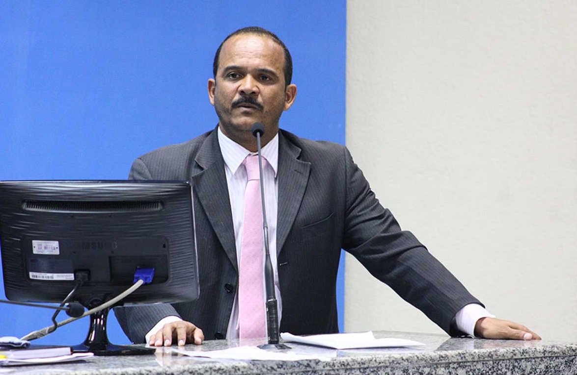 Preso nesta quinta-feira sob acusação de fazer parte de esquema de sonegação fiscal e venda ilegal de 'jogo do bicho', o líder da oposição na Câmara Municipal e pré-candidato a prefeito de Camaçari, Antônio Elinaldo (DEM), divulgou uma carta dizendo que sua prisão foi um "golpe para tentar manchar" sua "reputação" e sua "imagem de homem público", e atribuiu ao PT tal 'golpe', pelo fato de ele aparecer liderando as intenções de voto dos camaçarienses nas pesquisas feitas até então; leia a íntegra da nota (Foto: Romulo Faro) Preso nesta quinta-feira sob acusação de fazer parte de esquema de sonegação fiscal e venda ilegal de 'jogo do bicho', o líder da oposição na Câmara Municipal e pré-candidato a prefeito de Camaçari, Antônio Elinaldo (DEM), divulgou uma carta dizendo que sua prisão foi um "golpe para tentar manchar" sua "reputação" e sua "imagem de homem público", e atribuiu ao PT tal 'golpe', pelo fato de ele aparecer liderando as intenções de voto dos camaçarienses nas pesquisas feitas até então; leia a íntegra da nota