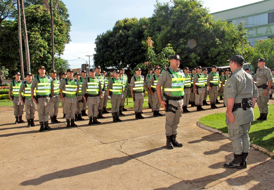 Para garantir a segurança dos consumidores e também dos comerciantes, a Polícia Militar realiza a Operação Boas Festas até o dia 2 de janeiro de 2016 nos bairros de Campinas e Centro, em Goiânia; efetivo foi reforçado nesses dois setores e a presença da polícia nas ruas se intensificou nos últimos dias; segundo o assessor de comunicação da PM, tenente-coronel Ricardo Mendes, a finalidade é dar tranquilidade à população e combater principalmente furtos e roubos, que ocorrem com mais frequência no final do ano (Foto: José Barbacena) Para garantir a segurança dos consumidores e também dos comerciantes, a Polícia Militar realiza a Operação Boas Festas até o dia 2 de janeiro de 2016 nos bairros de Campinas e Centro, em Goiânia; efetivo foi reforçado nesses dois setores e a presença da polícia nas ruas se intensificou nos últimos dias; segundo o assessor de comunicação da PM, tenente-coronel Ricardo Mendes, a finalidade é dar tranquilidade à população e combater principalmente furtos e roubos, que ocorrem com mais frequência no final do ano