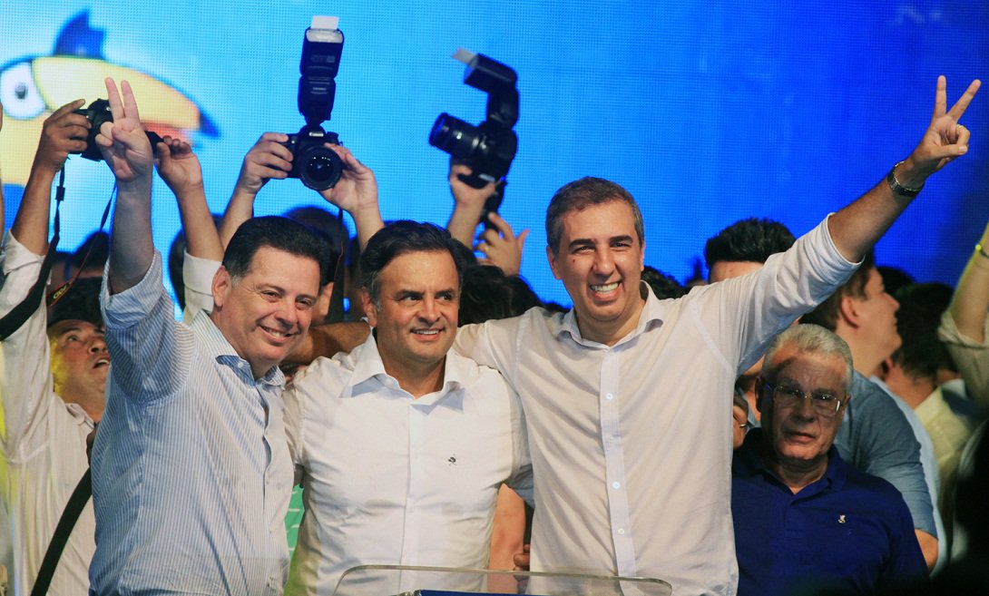 Passagem do senador Aécio Neves por Goiânia nesta quita-feira, durante filiação do vice José Eliton ao PSDB ficou marcada pela exaltação ao governador Marconi Perillo; "Os goianos podem dizer: 'Temos o melhor governador do País'. Marconi é orgulho para o Brasil, que te agradece pelos seus exemplos cotidianos de honradez e dedicação ao povo", disse o mineiro; senador também afirmou que a presidente Dilma Rousseff deveria seguir o exemplo de Marconi," cortando gastos, diminuindo secretarias e qualificando o governo"
(Foto: José Barbacena) Passagem do senador Aécio Neves por Goiânia nesta quita-feira, durante filiação do vice José Eliton ao PSDB ficou marcada pela exaltação ao governador Marconi Perillo; "Os goianos podem dizer: 'Temos o melhor governador do País'. Marconi é orgulho para o Brasil, que te agradece pelos seus exemplos cotidianos de honradez e dedicação ao povo", disse o mineiro; senador também afirmou que a presidente Dilma Rousseff deveria seguir o exemplo de Marconi," cortando gastos, diminuindo secretarias e qualificando o governo"