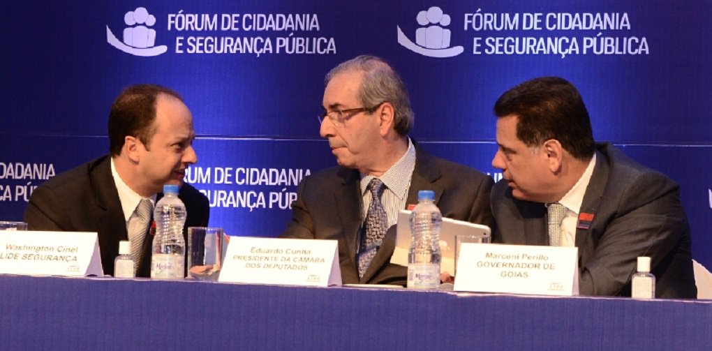 Em Goiânia, onde participou de fórum sobre segurança pública, presidente da Câmara Federal ressaltou seu apoio à utilização de jovens egressos das Forças Armadas nas polícias estaduais; “É obvio que é muito mais barato e dá ocupação a esses jovens treinados pelas Forças Armadas, evitando que sejam usados para o crime"; governador Marconi Perillo utilizou o Simve em Goiás, mas o STF considerou a ação inconstitucional e o Estado foi obrigado a dispensar 2,3 mil homens da PM (Foto: José Barbacena) Em Goiânia, onde participou de fórum sobre segurança pública, presidente da Câmara Federal ressaltou seu apoio à utilização de jovens egressos das Forças Armadas nas polícias estaduais; “É obvio que é muito mais barato e dá ocupação a esses jovens treinados pelas Forças Armadas, evitando que sejam usados para o crime"; governador Marconi Perillo utilizou o Simve em Goiás, mas o STF considerou a ação inconstitucional e o Estado foi obrigado a dispensar 2,3 mil homens da PM