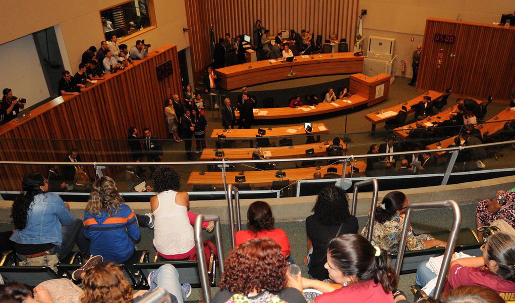 A Câmara Legislativa do Distrito Federal aprovou parte dos projetos apresentados pelo Executivo para aumentar a arrecadação, diante da crise financeira que atravessa; entre as propostas estão, por exemplo, o aumento de ICMS de bebidas alcoólicas, fumos e derivados, e nova distribuição do ICMS no comércio eletrônico; nesse item, o Executivo espera arrecadar, já em 2016, R$ 375 milhões; outros itens do conjunto de medidas enviado pelo governo de Brasília para equilibrar o caixa, como mudanças na taxa de limpeza pública, devem ser votados na próxima semana (Foto: Leonardo Lucena) A Câmara Legislativa do Distrito Federal aprovou parte dos projetos apresentados pelo Executivo para aumentar a arrecadação, diante da crise financeira que atravessa; entre as propostas estão, por exemplo, o aumento de ICMS de bebidas alcoólicas, fumos e derivados, e nova distribuição do ICMS no comércio eletrônico; nesse item, o Executivo espera arrecadar, já em 2016, R$ 375 milhões; outros itens do conjunto de medidas enviado pelo governo de Brasília para equilibrar o caixa, como mudanças na taxa de limpeza pública, devem ser votados na próxima semana