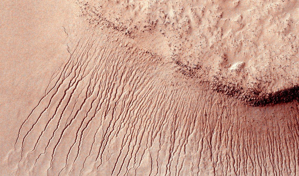 "Isso sugere que seria possível para a vida estar em Marte hoje", disse John Grunsfeld, administrador associado da Nasa para as ciências, a jornalistas ao discutir o estudo publicado na revista científica Nature Geoscience; "Marte não é o planeta seco e árido que nós pensávamos no passado. Sob certas circunstâncias, a água líquida é encontrada em Marte", disse Jim Green, diretor da agência para ciência planetária (Foto: Leonardo Attuch) "Isso sugere que seria possível para a vida estar em Marte hoje", disse John Grunsfeld, administrador associado da Nasa para as ciências, a jornalistas ao discutir o estudo publicado na revista científica Nature Geoscience; "Marte não é o planeta seco e árido que nós pensávamos no passado. Sob certas circunstâncias, a água líquida é encontrada em Marte", disse Jim Green, diretor da agência para ciência planetária