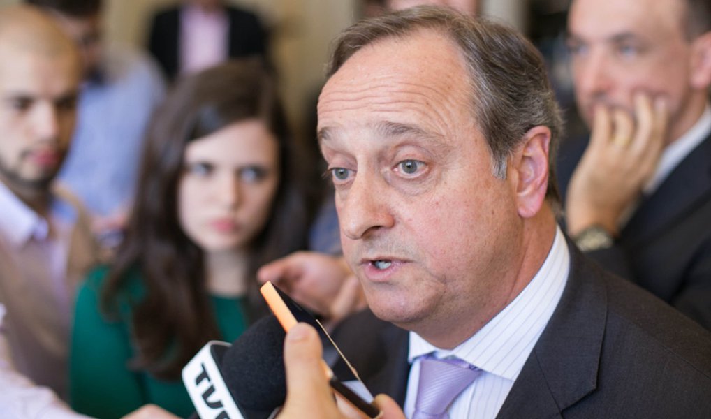 Mesmo após uma reunião de quase quatro horas com o núcleo do governo José Ivo Sartori (PMDB) no Palácio Piratini, o secretário de Educação do Estado, Vieira da Cunha (PDT), disse que a decisão sobre o abono das faltas dos professores que participaram de greves nos últimos meses de agosto e setembro segue indefinida; no entanto, de acordo com o secretário, caso haja uma definição sobre um calendário de recuperação das aulas perdidas, estariam criadas condições políticas para a reposição salarial
(Foto: Leonardo Lucena) Mesmo após uma reunião de quase quatro horas com o núcleo do governo José Ivo Sartori (PMDB) no Palácio Piratini, o secretário de Educação do Estado, Vieira da Cunha (PDT), disse que a decisão sobre o abono das faltas dos professores que participaram de greves nos últimos meses de agosto e setembro segue indefinida; no entanto, de acordo com o secretário, caso haja uma definição sobre um calendário de recuperação das aulas perdidas, estariam criadas condições políticas para a reposição salarial
