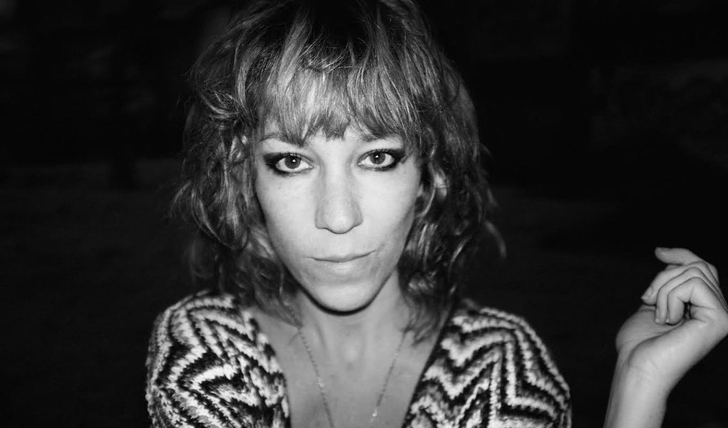 Pernambucana Karina Buhr sobe aos palcos do 9º Salão do Livro; show acontece a partir das 22h, nesta quinta-feira, 24, no Centro de Convenções Parque do Povo, em Palmas; Karina canta Secos e Molhados, com repertório do álbum homônimo de 1973, segunda a cantora os arranjos foram feitos por ela e por sua banda; "Foi feito do jeito que a gente costuma fazer com minhas músicas, todos tocando junto. O público vai encontrar eu e banda com muita vontade de fazer o show e espero que isso também envolva o público e a gente faça juntos esse show" (Foto: Aquiles Lins) Pernambucana Karina Buhr sobe aos palcos do 9º Salão do Livro; show acontece a partir das 22h, nesta quinta-feira, 24, no Centro de Convenções Parque do Povo, em Palmas; Karina canta Secos e Molhados, com repertório do álbum homônimo de 1973, segunda a cantora os arranjos foram feitos por ela e por sua banda; "Foi feito do jeito que a gente costuma fazer com minhas músicas, todos tocando junto. O público vai encontrar eu e banda com muita vontade de fazer o show e espero que isso também envolva o público e a gente faça juntos esse show"