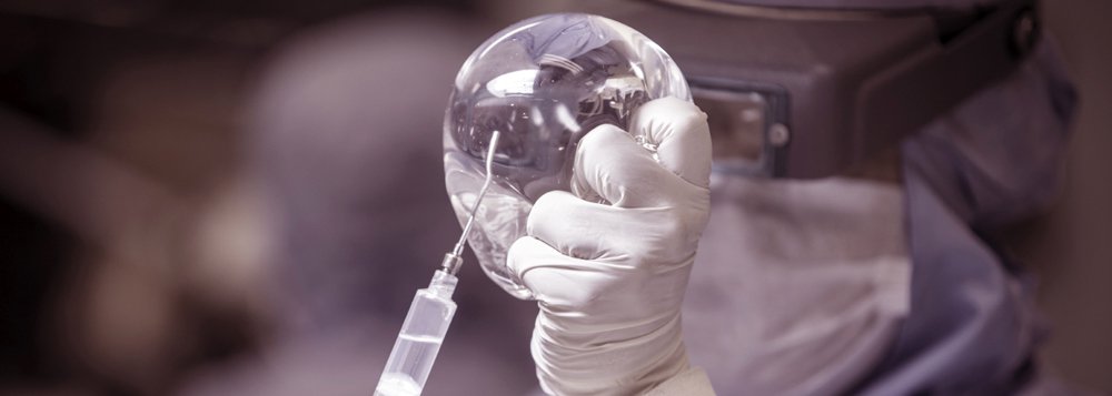 Agência Reguladora de Medicamentos e Produtos para a Saúde (MHRA, na sigla em inglês) da Grã-Bretanha suspendeu as vendas de implantes de silicone feitas pela empresa brasileira Silimed por suspeitas de contaminação; agência recomendou, ainda, que nenhum dos dispositivos, incluindo implantes para mama, pênis e testiculares, sejam utilizados até novo aviso; "A instituição alemã designada para monitorar a Silimed "realizou recentemente uma inspeção da fábrica de produção no Brasil e verificou que as superfícies de alguns dispositivos estavam contaminadas com partículas", infomrou a MHRA por meio de um comunicado (Foto: Paulo Emílio) Agência Reguladora de Medicamentos e Produtos para a Saúde (MHRA, na sigla em inglês) da Grã-Bretanha suspendeu as vendas de implantes de silicone feitas pela empresa brasileira Silimed por suspeitas de contaminação; agência recomendou, ainda, que nenhum dos dispositivos, incluindo implantes para mama, pênis e testiculares, sejam utilizados até novo aviso; "A instituição alemã designada para monitorar a Silimed "realizou recentemente uma inspeção da fábrica de produção no Brasil e verificou que as superfícies de alguns dispositivos estavam contaminadas com partículas", infomrou a MHRA por meio de um comunicado