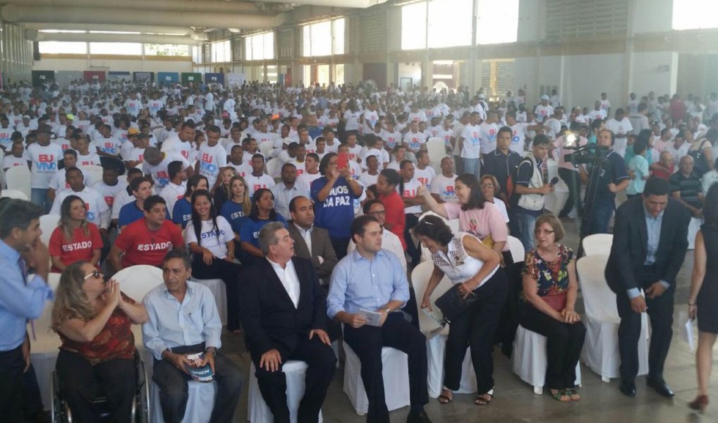 Durante encontro da Rede Acolhe, onde pais e assistidos pelo programa de reabilitação química compartilham testemunhos de superação e avaliam experiências exitosas da rede, em Maceió, o governador Renan Filho (PMDB) anunciou que pretende construir um presídio para abrigar reeducandos que enfrentam dependência química; "Os presídios sempre têm drogas e fica mais difícil o tratamento dos dependentes químicos. A nova unidade somente seria construída de uma maneira mais barata que um presídio normal. Caso contrário, seria inviável para o Estado construí-la", explicou
(Foto: Voney Malta) Durante encontro da Rede Acolhe, onde pais e assistidos pelo programa de reabilitação química compartilham testemunhos de superação e avaliam experiências exitosas da rede, em Maceió, o governador Renan Filho (PMDB) anunciou que pretende construir um presídio para abrigar reeducandos que enfrentam dependência química; "Os presídios sempre têm drogas e fica mais difícil o tratamento dos dependentes químicos. A nova unidade somente seria construída de uma maneira mais barata que um presídio normal. Caso contrário, seria inviável para o Estado construí-la", explicou