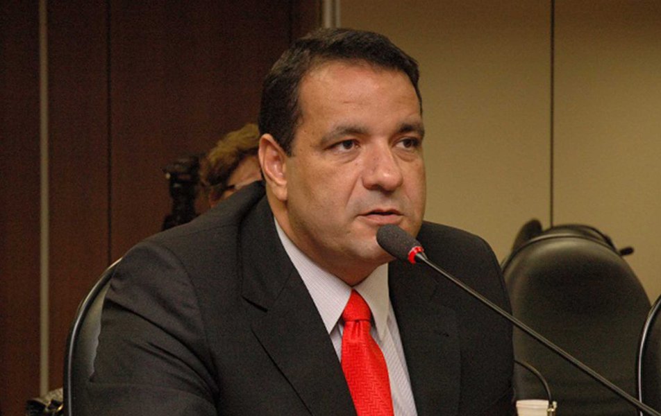 "Inconformado" com projeto de lei que chegou à Assembleia Legislativa que aumenta impostos, incluindo o ICMS (Imposto sobre Circulação de Mercadorias e Serviços), o deputado estadual Alan Sanches 'conclama' a sociedade civil, que para ele, é "quem sentirá ainda mais o prejuízo no bolso", para protestar. Ele diz que "a confirmação da elevação do ICMS é mais do que retrocesso"; "Se aprovado este projeto vou poder dizer que estamos voltando à Idade Média, aos tempos medievais, que quando o rei se sentia prejudicado no seu tesouro, na sua riqueza, ele aumentava os impostos oprimindo a população" (Foto: Romulo Faro) "Inconformado" com projeto de lei que chegou à Assembleia Legislativa que aumenta impostos, incluindo o ICMS (Imposto sobre Circulação de Mercadorias e Serviços), o deputado estadual Alan Sanches 'conclama' a sociedade civil, que para ele, é "quem sentirá ainda mais o prejuízo no bolso", para protestar. Ele diz que "a confirmação da elevação do ICMS é mais do que retrocesso"; "Se aprovado este projeto vou poder dizer que estamos voltando à Idade Média, aos tempos medievais, que quando o rei se sentia prejudicado no seu tesouro, na sua riqueza, ele aumentava os impostos oprimindo a população"