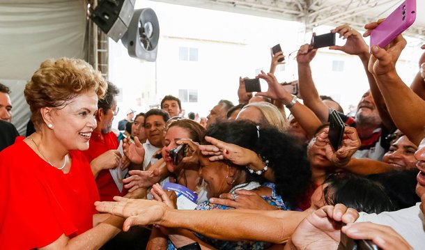 Para Tereza Cruvinel, colunista do 247, o uso pela cada vez mais frequente pela imprensa do adjetivo "petista" para se referir à presidente Dilma Rousseff transformou-se numa espécie de xingamento, "uma palavra que difama, portadora de uma carga de censura comparável a 'machista' e 'racista'"; trata-se, segundo ela, de uma estratégia de "fundir e potencializar desgastes"; "É preciso lembrar o tempo todo que Dilma é filiada ao PT, este que é acusado de ter recebido propinas sob a forma de doações eleitorais, não bastasse o mensalão. Este que é xingado nas ruas, não bastasse a rejeição altíssima à própria presidente", afirma (Foto: Tereza Cruvinel) Para Tereza Cruvinel, colunista do 247, o uso pela cada vez mais frequente pela imprensa do adjetivo "petista" para se referir à presidente Dilma Rousseff transformou-se numa espécie de xingamento, "uma palavra que difama, portadora de uma carga de censura comparável a 'machista' e 'racista'"; trata-se, segundo ela, de uma estratégia de "fundir e potencializar desgastes"; "É preciso lembrar o tempo todo que Dilma é filiada ao PT, este que é acusado de ter recebido propinas sob a forma de doações eleitorais, não bastasse o mensalão. Este que é xingado nas ruas, não bastasse a rejeição altíssima à própria presidente", afirma