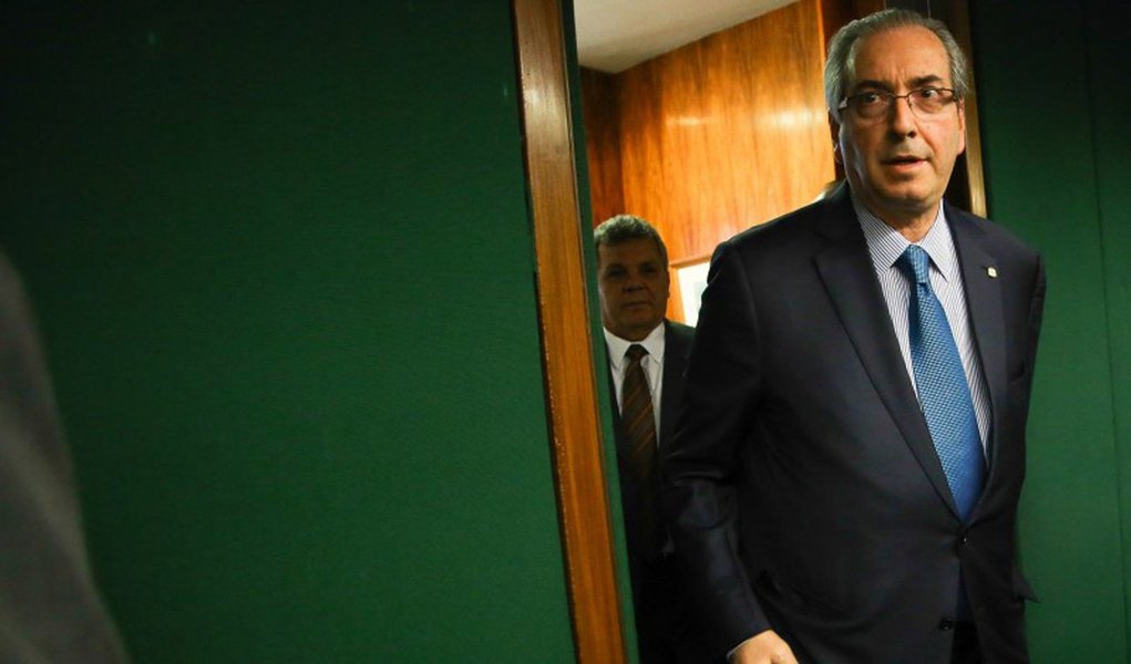 Alvo da Operação Catilinárias, deflagrada pela manhã, o presidente da Câmara, deputado Eduardo Cunha (PMDB-RJ), teve seu celular apreendido no mandado de buscas cumprido pela PF em suas residências no Rio e no DF; a ação foi pedida pela Procuradoria-Geral da República e teve aval do ministro do Supremo Tribunal Federal Teori Zavascki; Cunha é acusado de envolvimento na Lava Jato e tem contra ele um processo de cassação na Comissão de Ética sobre suas contas não declaradas na Suíça; senador Édison Lobão é também alvo da operação, assim como o ministro de Ciência e Tecnologia, Celso Pansera; como presidente da Câmara, Cunha se aliou ao PSDB e ao DEM para tentar derrubar a presidente Dilma Rousseff, por meio de um golpe parlamentar; ao todo, são 53 mandados de busca e apreensão (Foto: Roberta Namour) Alvo da Operação Catilinárias, deflagrada pela manhã, o presidente da Câmara, deputado Eduardo Cunha (PMDB-RJ), teve seu celular apreendido no mandado de buscas cumprido pela PF em suas residências no Rio e no DF; a ação foi pedida pela Procuradoria-Geral da República e teve aval do ministro do Supremo Tribunal Federal Teori Zavascki; Cunha é acusado de envolvimento na Lava Jato e tem contra ele um processo de cassação na Comissão de Ética sobre suas contas não declaradas na Suíça; senador Édison Lobão é também alvo da operação, assim como o ministro de Ciência e Tecnologia, Celso Pansera; como presidente da Câmara, Cunha se aliou ao PSDB e ao DEM para tentar derrubar a presidente Dilma Rousseff, por meio de um golpe parlamentar; ao todo, são 53 mandados de busca e apreensão