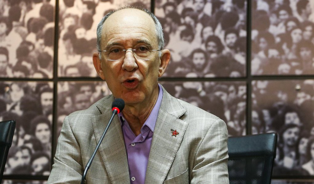 Durante reunião plenária com sindicalistas nesta sexta-feira, em São Paulo, o presidente do PT voltou a afirmar que os ataques que a legenda vem sofrendo – no Congresso, nos meios de comunicação e em setores "partidarizados" do Judiciário – têm como objetivo inviabilizar sigla para a disputa à sucessão de Dilma, em 2018; "Querem derrotar um projeto. Querem proscrever o partido e inviabilizar uma candidatura do PT em 2018", disse Falcão; dirigente voltou a criticar a política econômica do governo, que "ameaça conquistas alcançadas nos últimos 12 anos"; "A mudança da política econômica é uma necessidade", afirmou (Foto: Aquiles Lins) Durante reunião plenária com sindicalistas nesta sexta-feira, em São Paulo, o presidente do PT voltou a afirmar que os ataques que a legenda vem sofrendo – no Congresso, nos meios de comunicação e em setores "partidarizados" do Judiciário – têm como objetivo inviabilizar sigla para a disputa à sucessão de Dilma, em 2018; "Querem derrotar um projeto. Querem proscrever o partido e inviabilizar uma candidatura do PT em 2018", disse Falcão; dirigente voltou a criticar a política econômica do governo, que "ameaça conquistas alcançadas nos últimos 12 anos"; "A mudança da política econômica é uma necessidade", afirmou