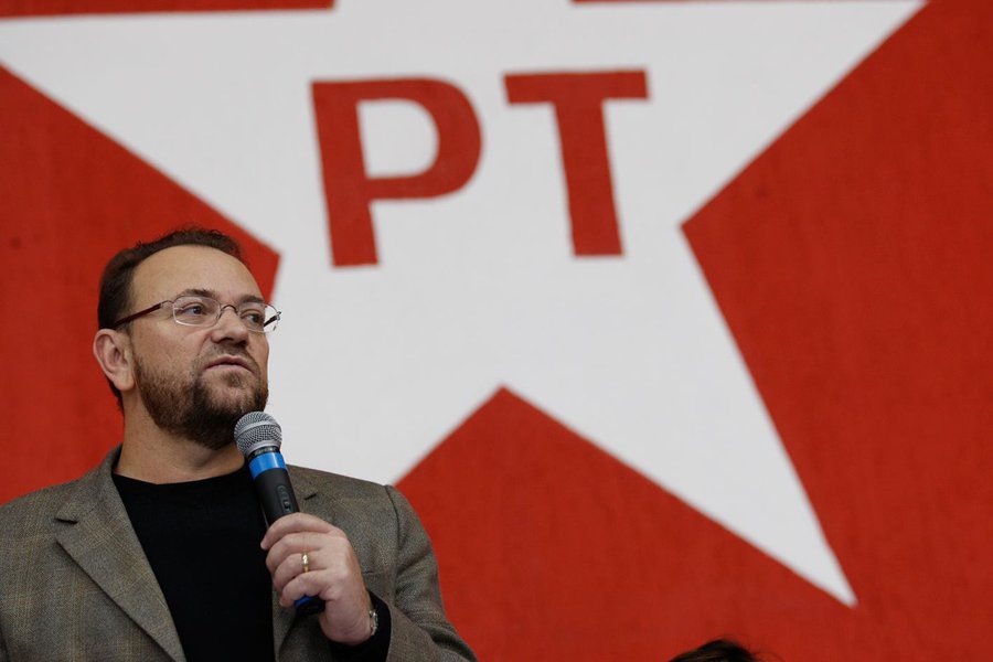 Segundo o ministro da Secretaria de Comunicação Social da Presidência da República, a presidente Dilma Rousseff coordenará pessoalmente na terçafeira reunião com lideranças para tratar da pauta no Congresso; "Temos confiança que o Congresso Nacional vai colocar interesses acima do Brasil e que as medidas serão aprovadas", afirmou; Edinho disse ainda que a prisão de Delcídio surpreendeu o governo: " Vamos aguardar esses fatos, apoiar medidas investigativas e respeitar os contraditórios" (Foto: Realle Palazzo-Martini) Segundo o ministro da Secretaria de Comunicação Social da Presidência da República, a presidente Dilma Rousseff coordenará pessoalmente na terçafeira reunião com lideranças para tratar da pauta no Congresso; "Temos confiança que o Congresso Nacional vai colocar interesses acima do Brasil e que as medidas serão aprovadas", afirmou; Edinho disse ainda que a prisão de Delcídio surpreendeu o governo: " Vamos aguardar esses fatos, apoiar medidas investigativas e respeitar os contraditórios"