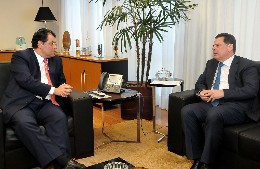 Governador se reuniu nesta quarta-feira, em Brasília, com o ministro de Minas e Energia, Eduardo Braga, para discutir a desestatização da Celg D; Marconi afirmou que encontro foi uma oportunidade para discutir as etapas já definidas, as perspectivas do mercado e sobre os pretensos compradores; expectativa é que o leilão seja realizado no primeiro trimestre de 2016; governo federal já autorizou a venda da empresa e a avaliação mínima para a privatização é de R$ 5,3 bilhões (Foto: José Barbacena) Governador se reuniu nesta quarta-feira, em Brasília, com o ministro de Minas e Energia, Eduardo Braga, para discutir a desestatização da Celg D; Marconi afirmou que encontro foi uma oportunidade para discutir as etapas já definidas, as perspectivas do mercado e sobre os pretensos compradores; expectativa é que o leilão seja realizado no primeiro trimestre de 2016; governo federal já autorizou a venda da empresa e a avaliação mínima para a privatização é de R$ 5,3 bilhões