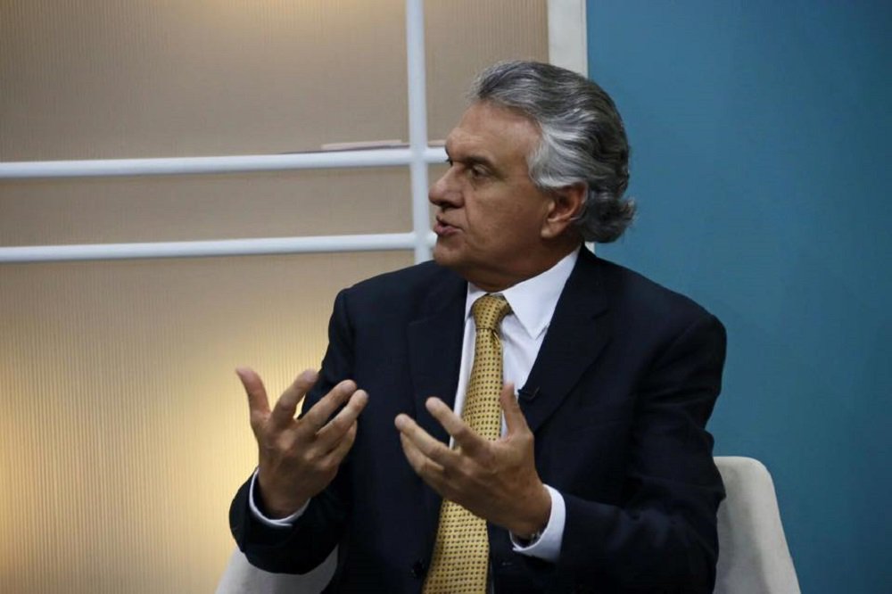 Parlamentar acredita que assegurar o avanço da produção agrícola, cujo setor é considerado o fiel da balança comercial, deveria ser prioridade de governo; "Mas com o PT no poder houve um acirramento de conflitos sociais, a imposição de obstáculos ao setor por órgãos regulatórios e a ampliação no sentimento de impunidade de movimentos que passaram a agir em total desrespeito às leis", opina em artigo à Folha de S.Paulo; senador cita a carta branca para o MST rasgar a MP que define sobre invasões de terras, os processos de demarcação de territórios indígenas e as exigências impostas por norma regulamentadora que impedem uma ampla defesa do homem do campo como exemplos dos efeitos negativos da influência ideológica do PT nas decisões de governo (Foto: Realle Palazzo-Martini) Parlamentar acredita que assegurar o avanço da produção agrícola, cujo setor é considerado o fiel da balança comercial, deveria ser prioridade de governo; "Mas com o PT no poder houve um acirramento de conflitos sociais, a imposição de obstáculos ao setor por órgãos regulatórios e a ampliação no sentimento de impunidade de movimentos que passaram a agir em total desrespeito às leis", opina em artigo à Folha de S.Paulo; senador cita a carta branca para o MST rasgar a MP que define sobre invasões de terras, os processos de demarcação de territórios indígenas e as exigências impostas por norma regulamentadora que impedem uma ampla defesa do homem do campo como exemplos dos efeitos negativos da influência ideológica do PT nas decisões de governo