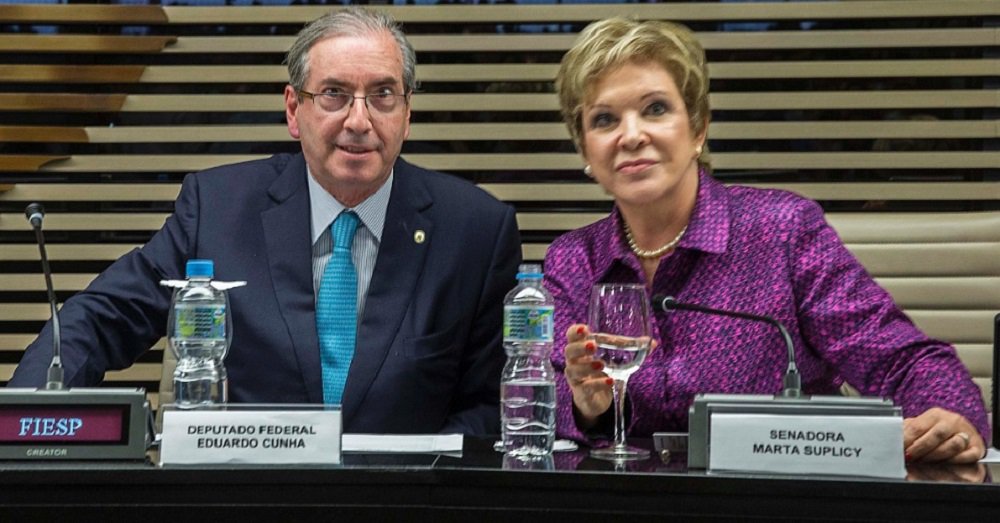 O presidente da Câmara, Eduardo Cunha (PMDB-RJ), defendeu no sábado (26) que o partido concorra, nas próximas eleições, com candidatos próprios e deixe a parceria com o PT. “Time que não joga não tem torcida”, disse; “O PMDB tem de ter candidatos em todos os municípios, tem de disputar todas as prefeituras, tem de ter candidato para todos os governos estaduais, fazer o maior número possível de governadores. O PMDB tem de ter candidato à Pesidência da República, não podemos mais ir a reboque de quem quer que seja”, afirmou; "Chega de usar o PMDB apenas como parte de um processo para dar cobertura congressual para aquilo que a gente não participou", acrescentou (Foto: Valter Lima) O presidente da Câmara, Eduardo Cunha (PMDB-RJ), defendeu no sábado (26) que o partido concorra, nas próximas eleições, com candidatos próprios e deixe a parceria com o PT. “Time que não joga não tem torcida”, disse; “O PMDB tem de ter candidatos em todos os municípios, tem de disputar todas as prefeituras, tem de ter candidato para todos os governos estaduais, fazer o maior número possível de governadores. O PMDB tem de ter candidato à Pesidência da República, não podemos mais ir a reboque de quem quer que seja”, afirmou; "Chega de usar o PMDB apenas como parte de um processo para dar cobertura congressual para aquilo que a gente não participou", acrescentou