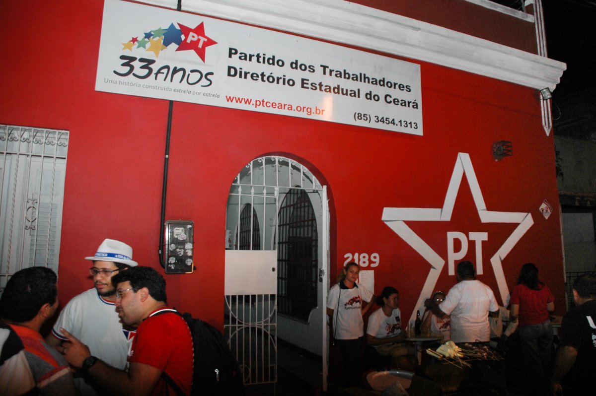 O PT deve estabelecer como objetivo eleitoral dobrar o número de prefeituras administradas pelo partido e eleger uma forte bancada de vereadores nos municípios. Várias conversas internas deverão ser realizadas esta semana para construir uma resolução que garanta a unidade interna e possa fortalecer o partido em 2016, ajudando a superar a crise política que desgastou a imagem do PT. A reunião do diretório estadual do PT está marcada para a próxima sexta feira à tarde (Foto: Fatima 247) O PT deve estabelecer como objetivo eleitoral dobrar o número de prefeituras administradas pelo partido e eleger uma forte bancada de vereadores nos municípios. Várias conversas internas deverão ser realizadas esta semana para construir uma resolução que garanta a unidade interna e possa fortalecer o partido em 2016, ajudando a superar a crise política que desgastou a imagem do PT. A reunião do diretório estadual do PT está marcada para a próxima sexta feira à tarde