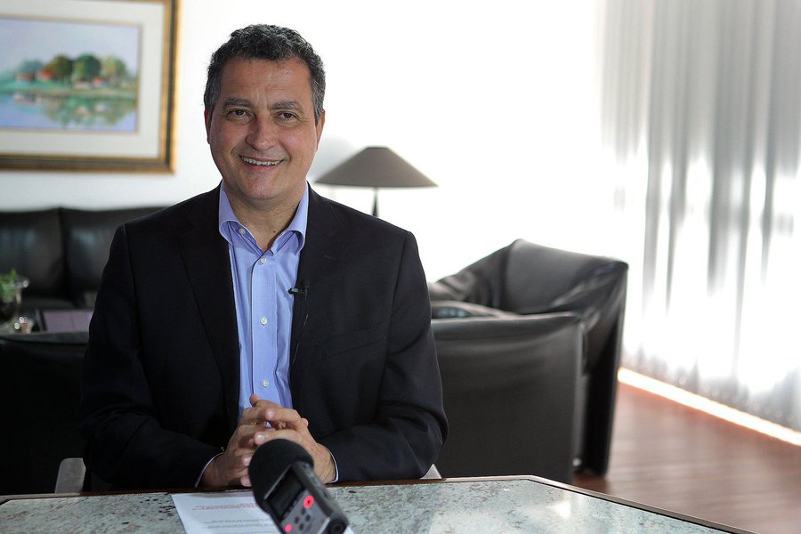 Assunto importante para salvar vidas, a doação de órgãos é um dos destaques do programa 'Digaí, Governador!' desta semana, na qual está sendo fortalecida a política estadual de incentivo para que os baianos façam a adesão à iniciativa e reforcem a realização de transplantes; "Muitas das pessoas que hoje vivem de transfusão de sangue, vivem de medicamentos, uma vez fazendo o transplante, vão mudar completamente a qualidade de vida que elas têm", afirma o governador Rui Costa (Foto: Romulo Faro) Assunto importante para salvar vidas, a doação de órgãos é um dos destaques do programa 'Digaí, Governador!' desta semana, na qual está sendo fortalecida a política estadual de incentivo para que os baianos façam a adesão à iniciativa e reforcem a realização de transplantes; "Muitas das pessoas que hoje vivem de transfusão de sangue, vivem de medicamentos, uma vez fazendo o transplante, vão mudar completamente a qualidade de vida que elas têm", afirma o governador Rui Costa