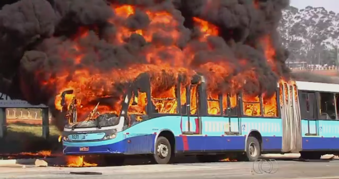 CMTC garante retorno das linhas na Região Oeste, após protestos fortes na GO-070, saída para Goianira; Metrobus tem prejuízo avaliado em R$ 8 milhões; ônibus não tinham seguro, já que não é viável economicamente contratar o mesmo para os veículos de uma frota inteira, afirma o presidente Eduardo Machado; apoio de veículos, em reposição aos que foram danificados, foi assegurado pela RMTC; presidente da CMTC, Murilo Ulhôa, lamenta atos de vandalismo, depredação de ônibus e garante que as mudanças nas linhas haviam sido amplamente divulgadas (Foto: Realle Palazzo-Martini) CMTC garante retorno das linhas na Região Oeste, após protestos fortes na GO-070, saída para Goianira; Metrobus tem prejuízo avaliado em R$ 8 milhões; ônibus não tinham seguro, já que não é viável economicamente contratar o mesmo para os veículos de uma frota inteira, afirma o presidente Eduardo Machado; apoio de veículos, em reposição aos que foram danificados, foi assegurado pela RMTC; presidente da CMTC, Murilo Ulhôa, lamenta atos de vandalismo, depredação de ônibus e garante que as mudanças nas linhas haviam sido amplamente divulgadas