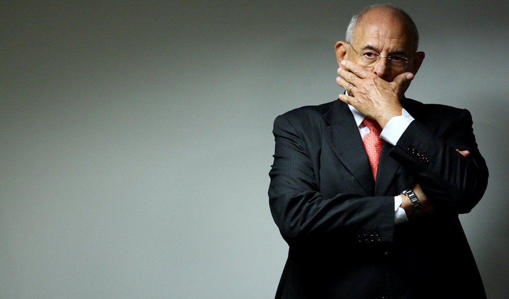 Para o ex-presidente do STF Nelson Jobim, a decisão de Edson Fachin, do STF, que paralisou a tramitação do impeachment, cria novo problema para o governo: “Com o recesso do Congresso, parlamentares, ouvindo suas bases, poderão retornar com vontade punitiva, ou, usando expressão de minha terra, com a faca nos dentes” (Foto: Roberta Namour) Para o ex-presidente do STF Nelson Jobim, a decisão de Edson Fachin, do STF, que paralisou a tramitação do impeachment, cria novo problema para o governo: “Com o recesso do Congresso, parlamentares, ouvindo suas bases, poderão retornar com vontade punitiva, ou, usando expressão de minha terra, com a faca nos dentes”