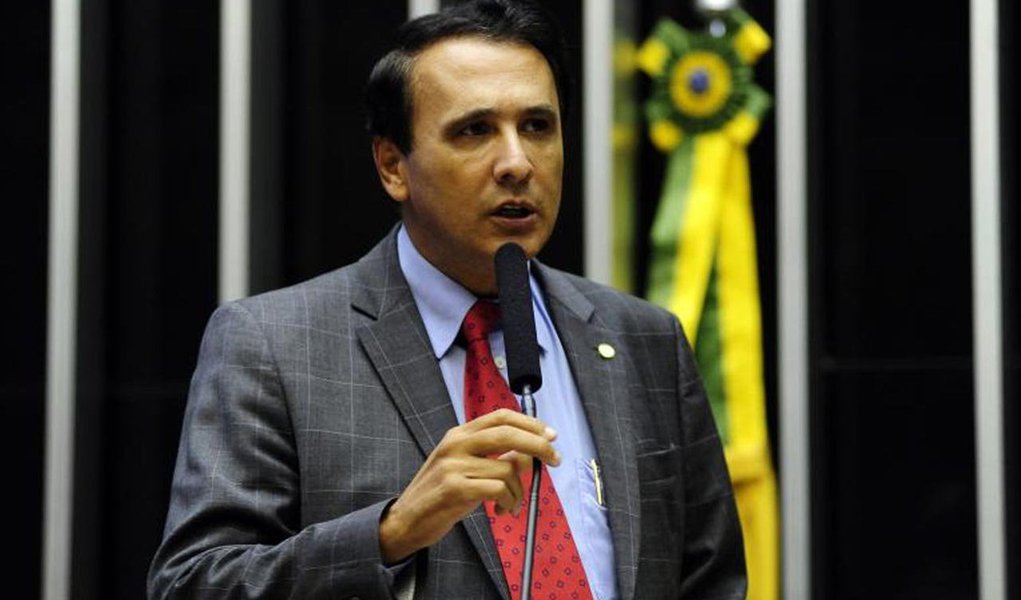 Deputado federal Carlos Henrique Gaguim deixou o PMDB nessa terça-feira, 24, para se filiar ao recém-criado Partido da Mulher Brasileira (PMB); Gaguim já anunciou ao bloco peemedebista na Câmara Federal e também protocolou sua desfiliação ao PMDB e filiação ao PMB; "Temos projetos futuros e queremos construir um partido forte no Tocantins e no País", afirmou (Foto: Aquiles Lins) Deputado federal Carlos Henrique Gaguim deixou o PMDB nessa terça-feira, 24, para se filiar ao recém-criado Partido da Mulher Brasileira (PMB); Gaguim já anunciou ao bloco peemedebista na Câmara Federal e também protocolou sua desfiliação ao PMDB e filiação ao PMB; "Temos projetos futuros e queremos construir um partido forte no Tocantins e no País", afirmou